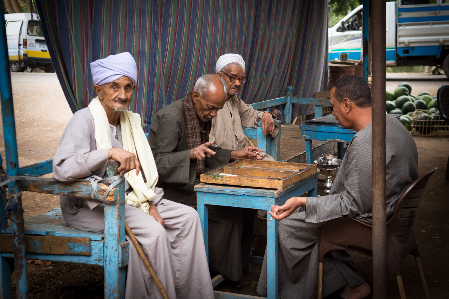 Les hommes au village