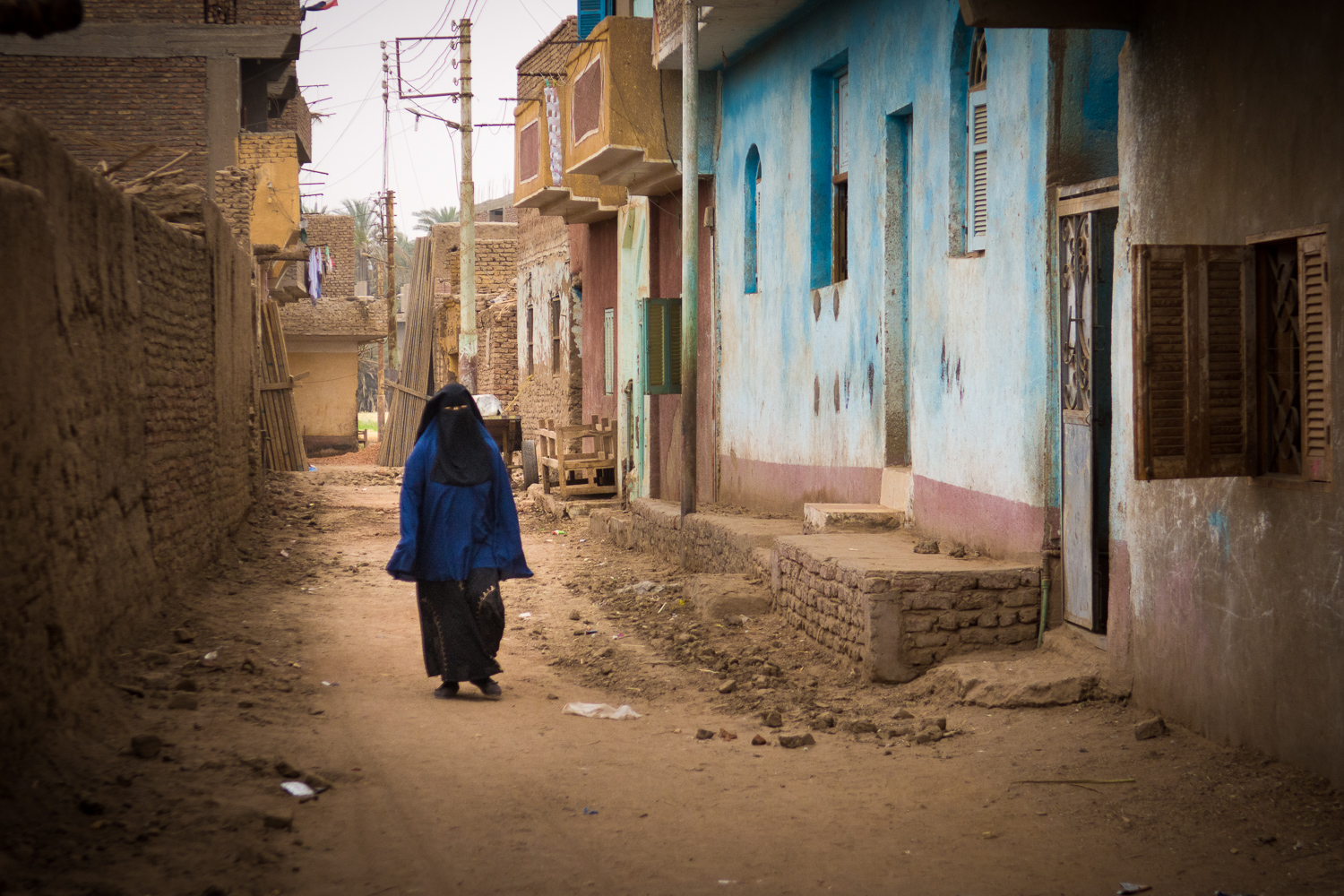 Femme voilée dans une rue du village