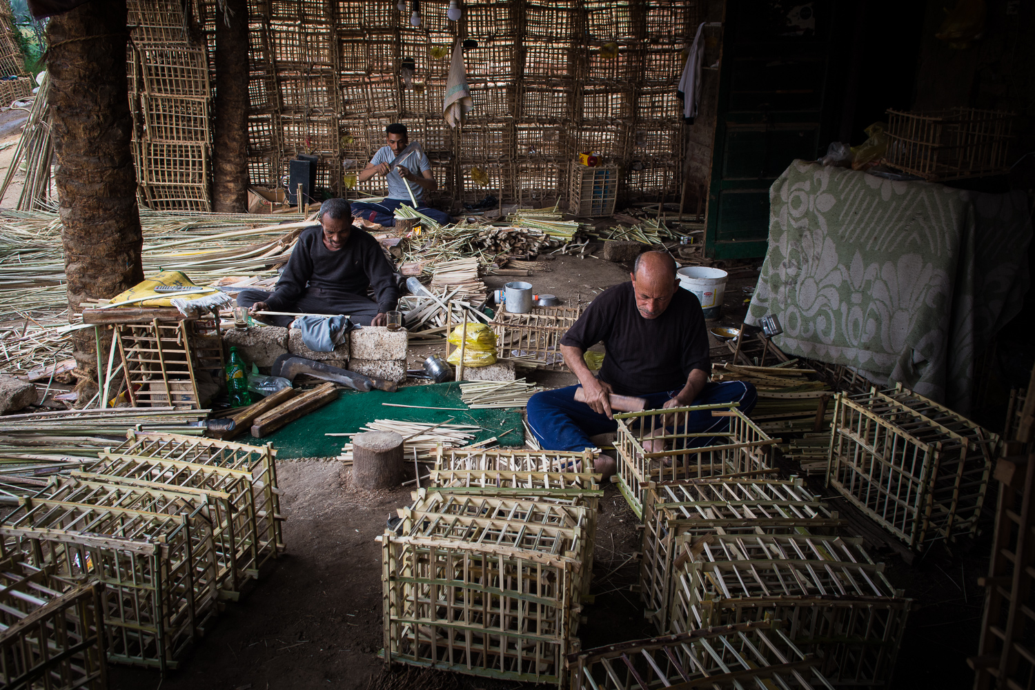 Fabrication artisanale de cageots en branches de palmiers