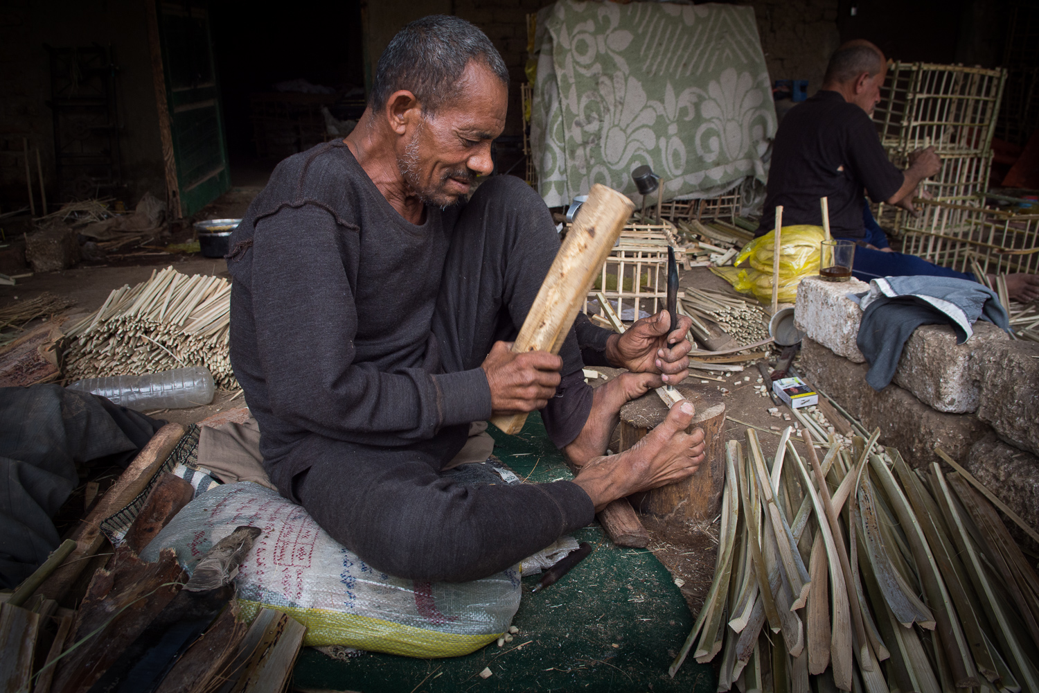 Fabrication artisanale de cageots en branches de palmiers