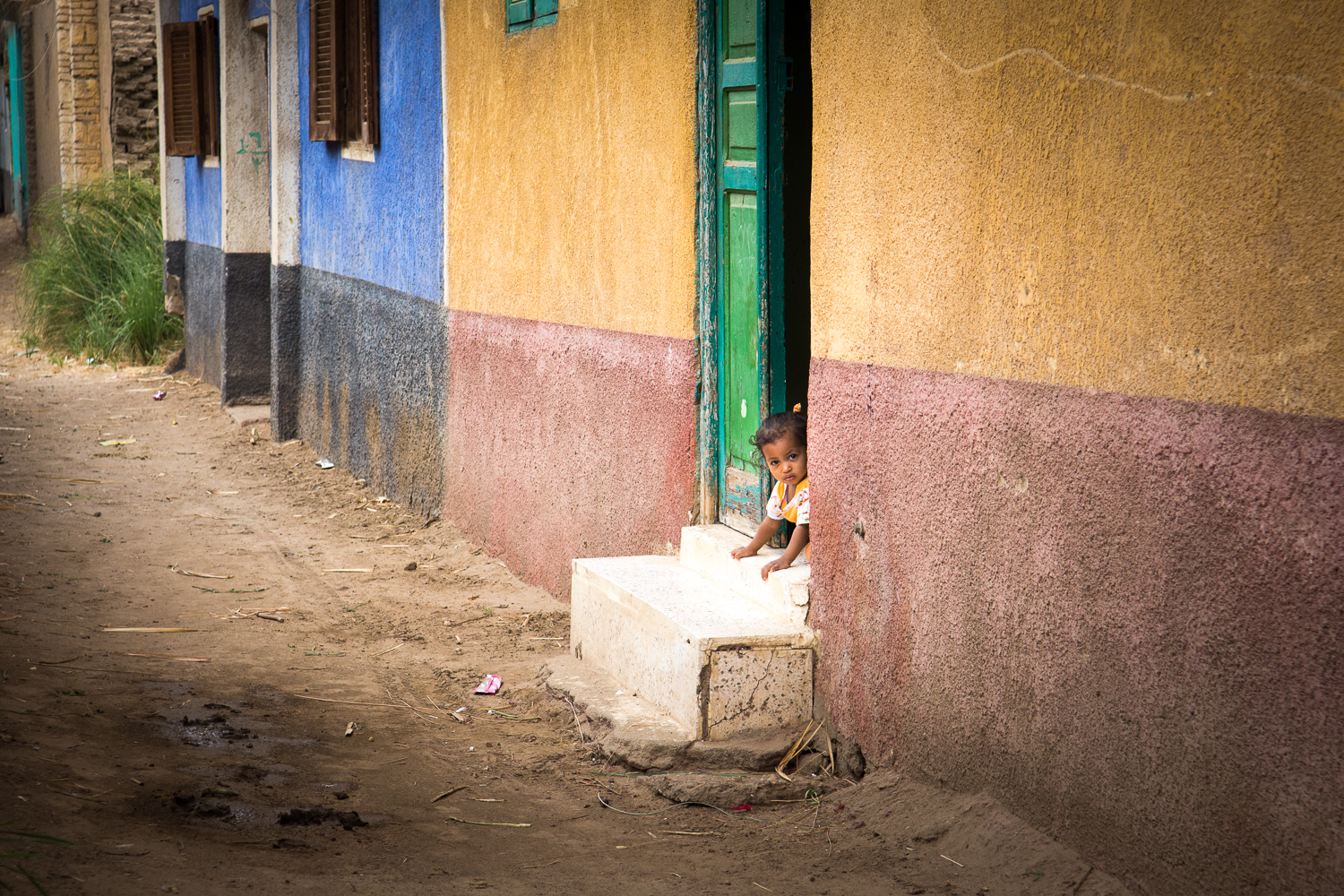 Enfant à la porte d'une maison