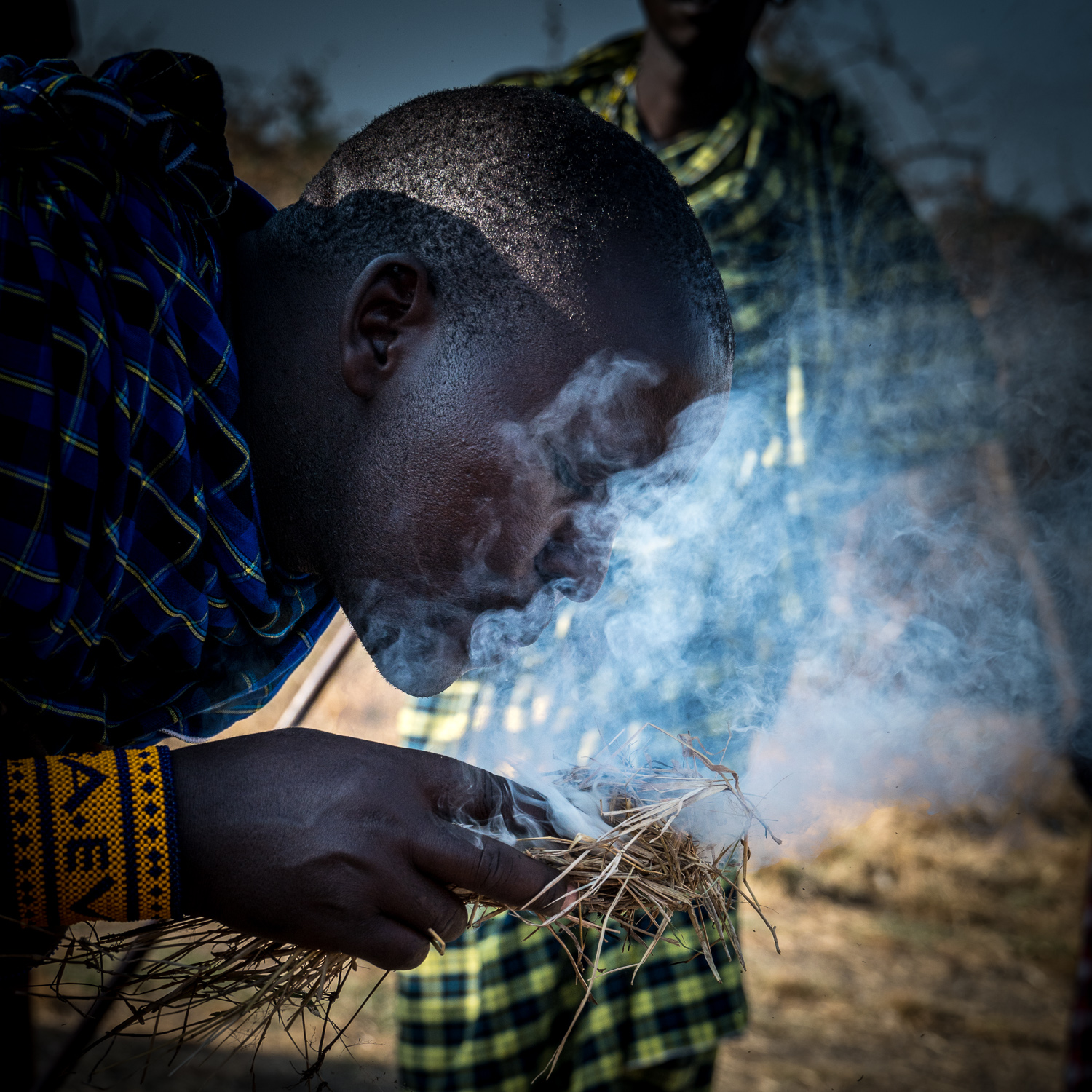 Tanzanie - Massaïs alumant le feu