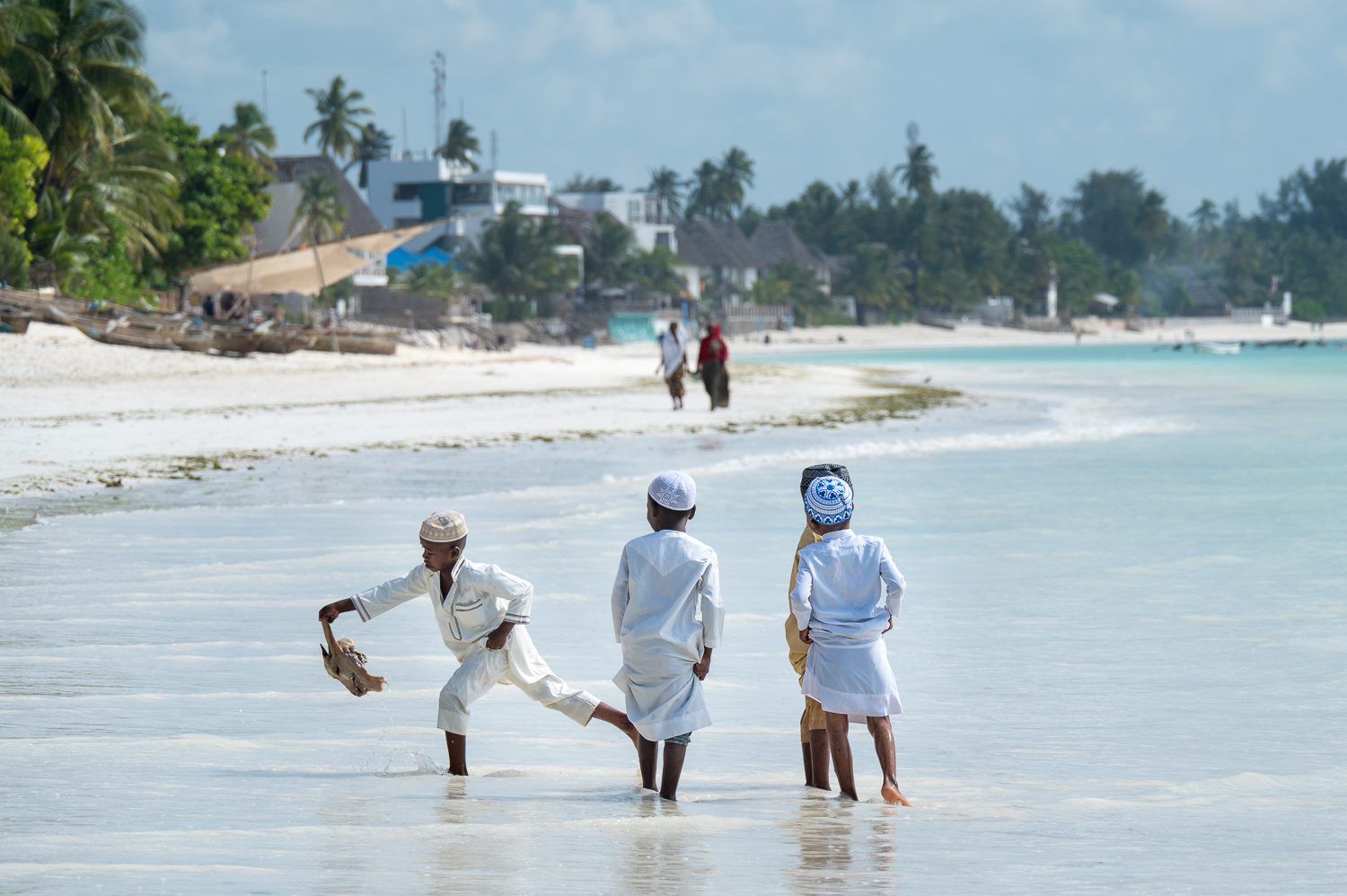 Zanzibar - Enfants jouant avec une tête de chèvre pendant la fête de l'Aïd