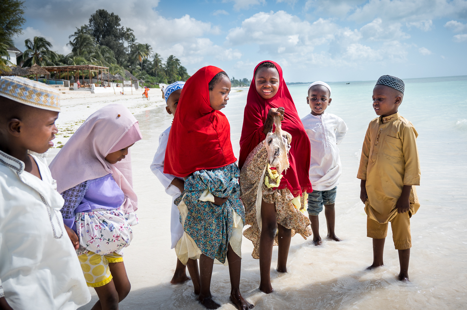 Zanzibar - Enfants jouant avec une tête de chèvre pendant la fête de l'Aïd